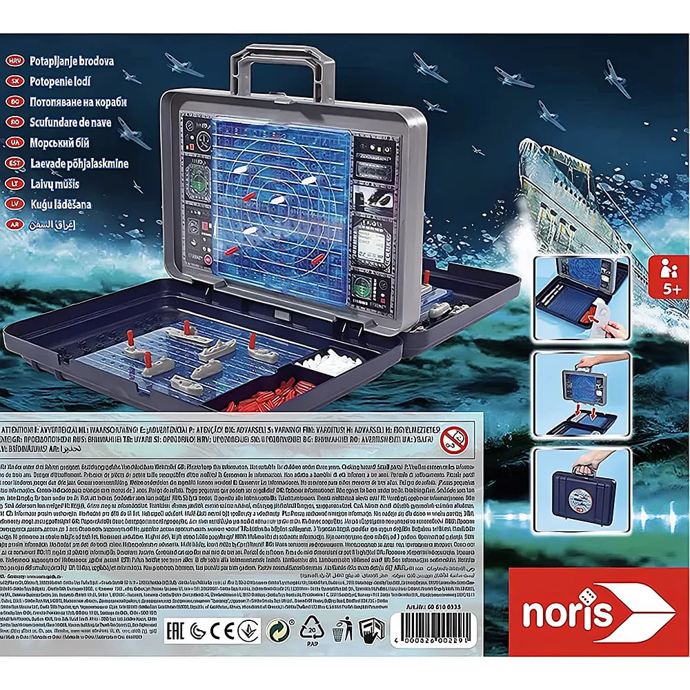 Ein offener Koffer mit einem Spiel zum Thema Marineschlacht vor einem blau-weißen Hintergrund mit Flugzeugen.