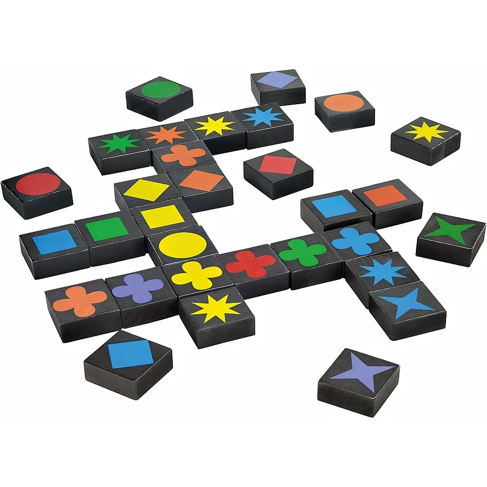 Schwarze Holzspielsteine mit bunten Formen wie Kreisen, Sternen und Quadraten liegen auf weißem Grund.