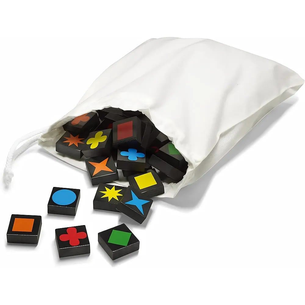 Eine weiße Stofftasche, aus der kleine schwarze Holzklötze mit bunten geometrischen Formen herausfallen.