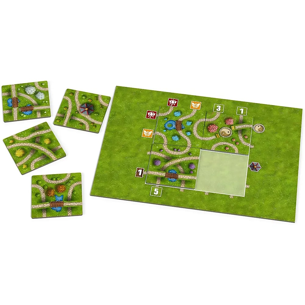 Ein Brettspiel mit grünen Rasenplättchen, Wegen, Brücken und Symbolen auf weißem Grund.