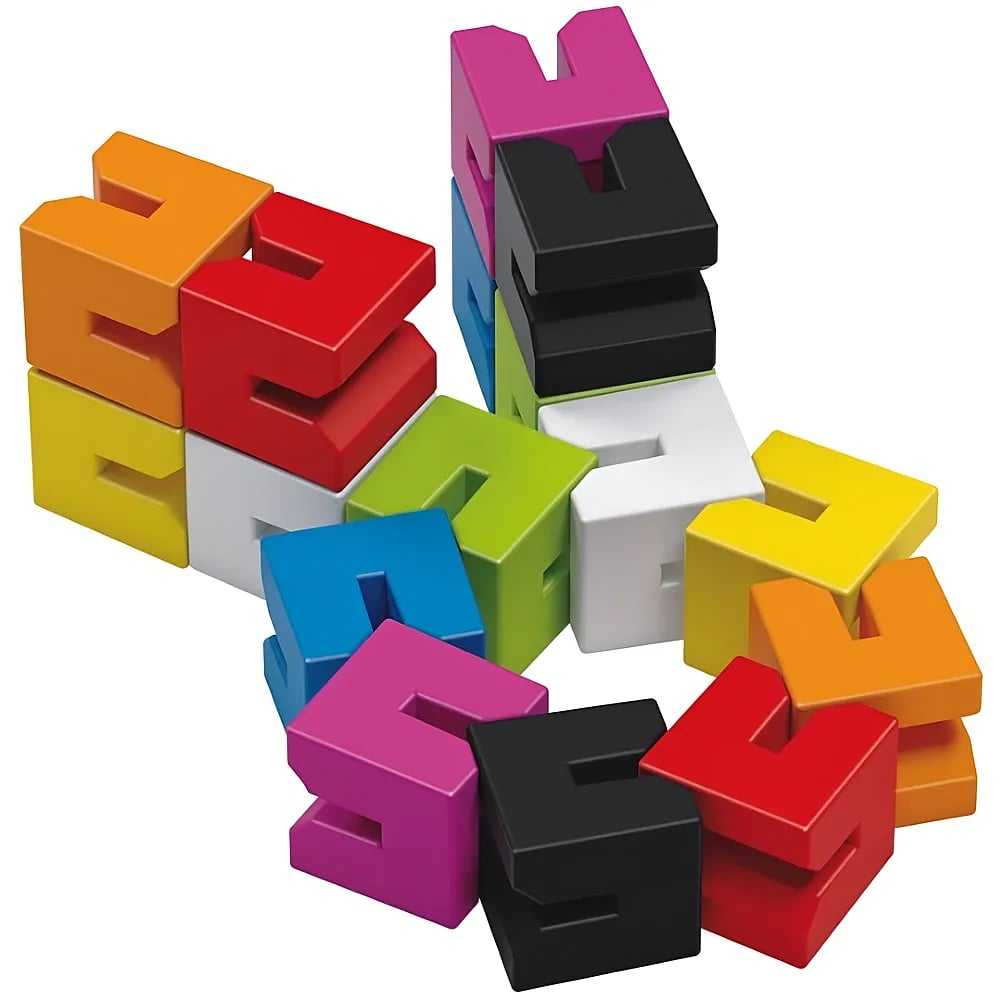 Un anneau coloré de blocs de puzzle en bois imbriqués de différentes couleurs vives sur fond blanc uni.