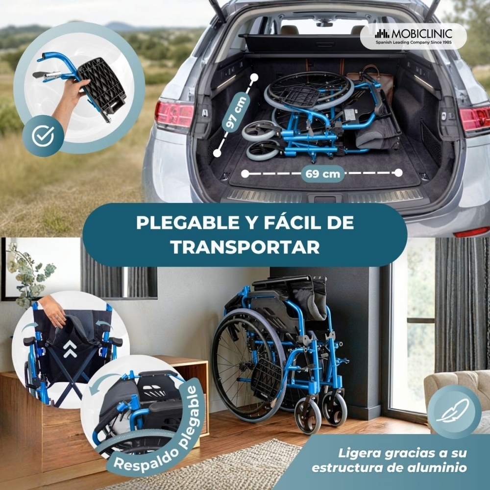 Una silla de ruedas azul plegable en el maletero de un coche y en interior.