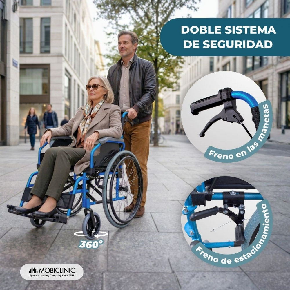 Un hombre empuja a una mujer en una silla de ruedas azul en una calle, con detalles de los frenos.