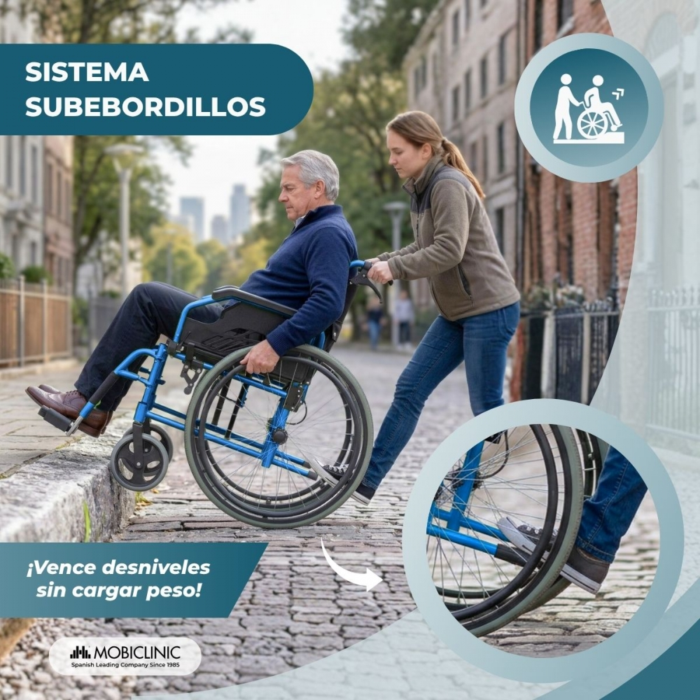 Mujer empuja a hombre en silla de ruedas azul subiendo un bordillo en calle empedrada.