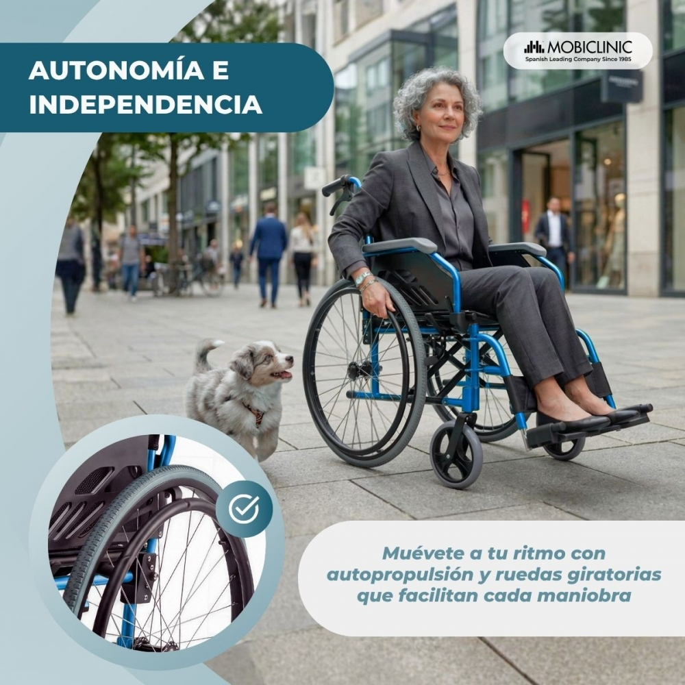 Mujer mayor en silla de ruedas azul con un perro en calle urbana, primer plano de rueda y texto en español.