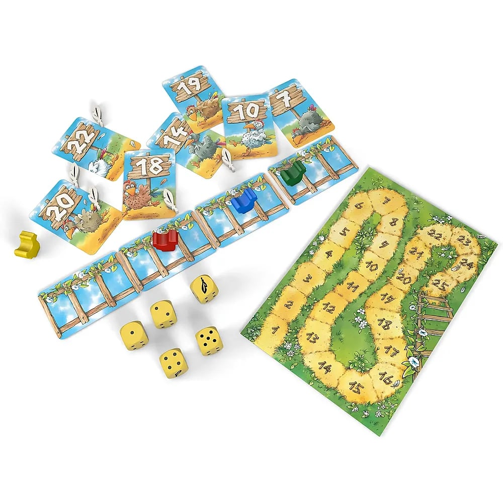 Ein Brettspiel mit Hühnerkarten, Holzwürfeln und einem Pfad auf einer grünen Wiese.