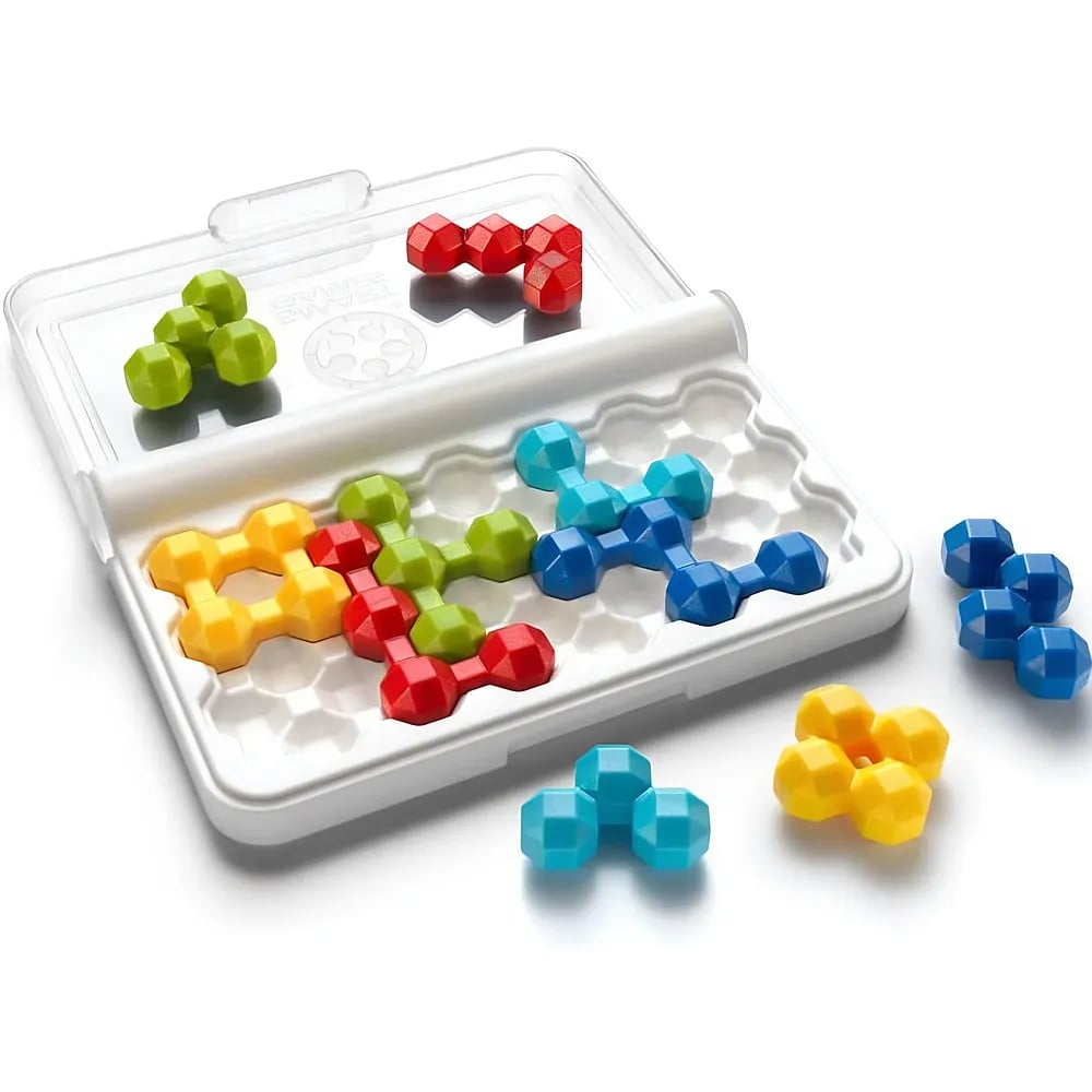 Blocs de puzzle géométriques en plastique coloré dans et autour d'une boîte de rangement blanche.