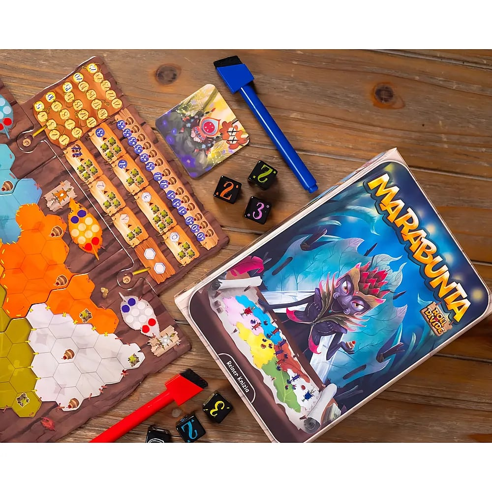 Marabunta-Brettspiel mit Würfeln, Karten und farbigen Markern auf Holzoberfläche.