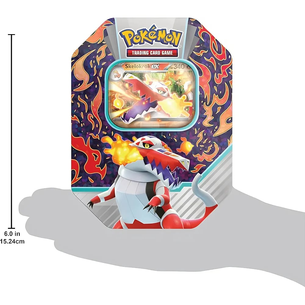 Eine Pokémon TCG Skeledire ex-Dose, 15 cm groß, mit dem feurigen Krokodil-Pokémon vor lila-feurigem Hintergrund.