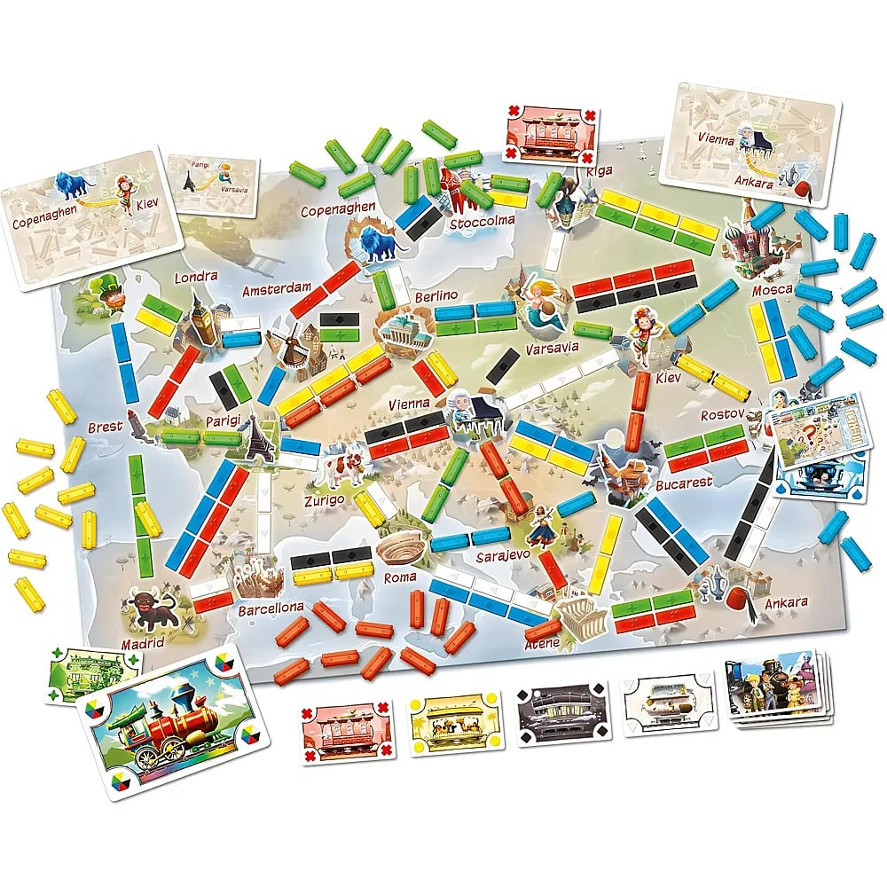 Eine Aufsicht auf ein Europa-Karten-Brettspiel mit bunten Zügen und verstreuten Karten.