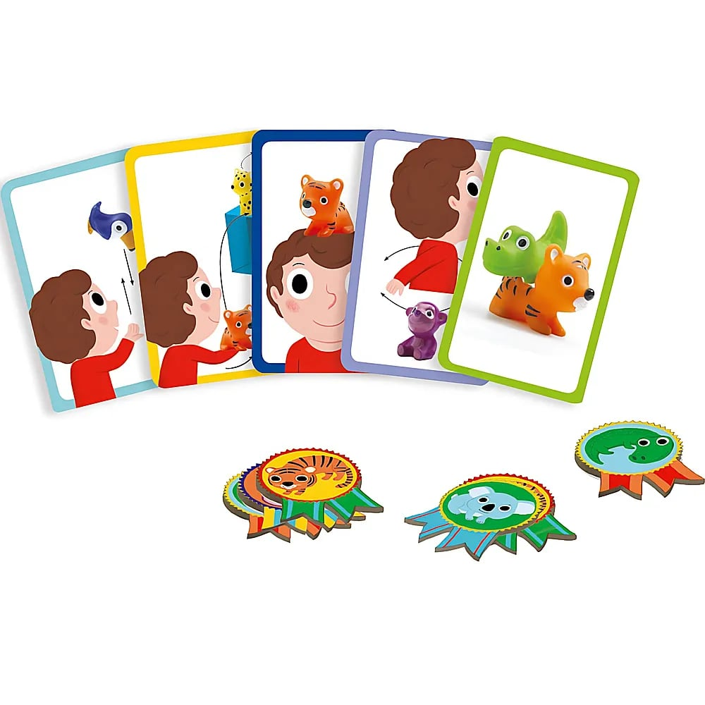 Spielkarten mit Kinderzeichnungen und Tiermotiven sowie runde Abzeichen auf weißem Hintergrund.