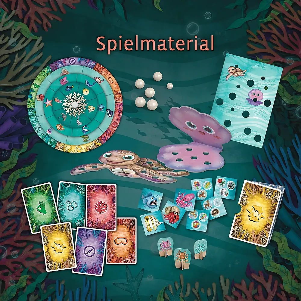 Unterwasser-Brettspielmaterial mit runden Raddesigns, Karten, Perlen und Muschelfiguren auf Meeresgrund.