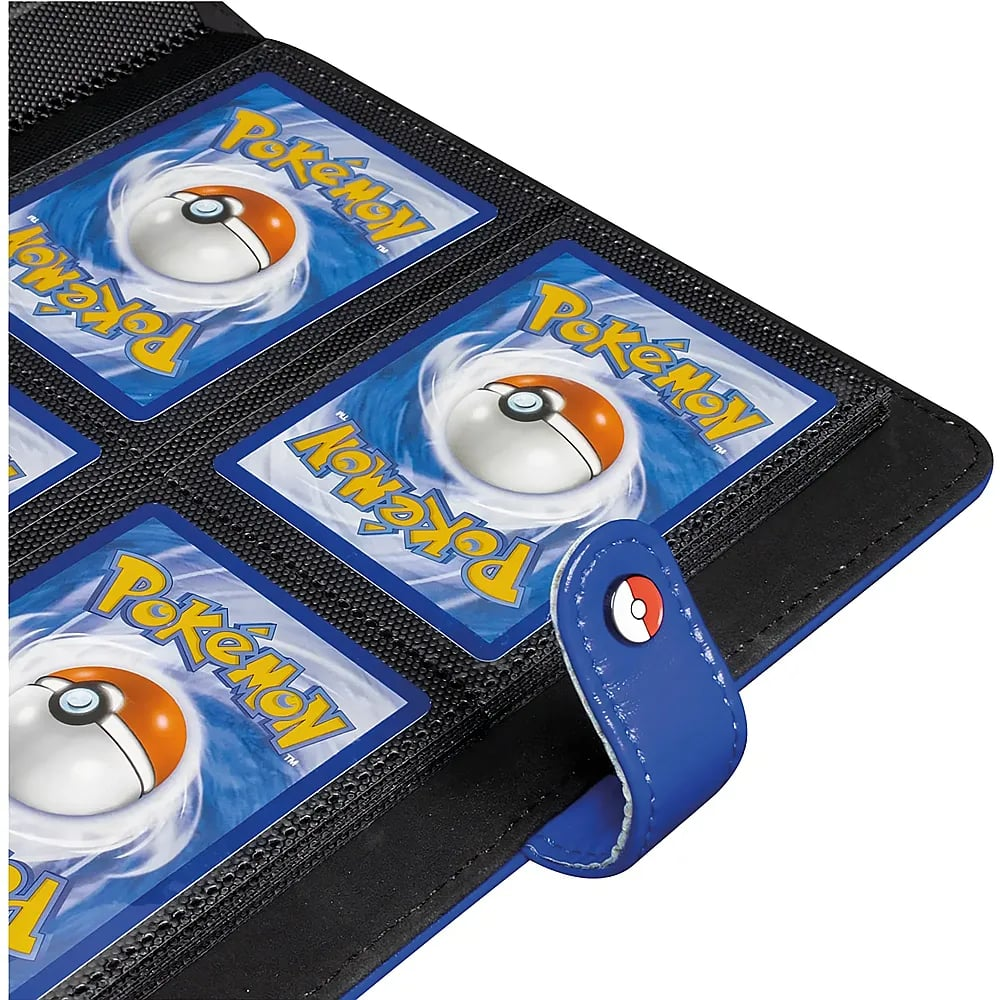 Un classeur noir pour cartes à collectionner contenant des dos de cartes Pokémon bleus et une languette bleue.