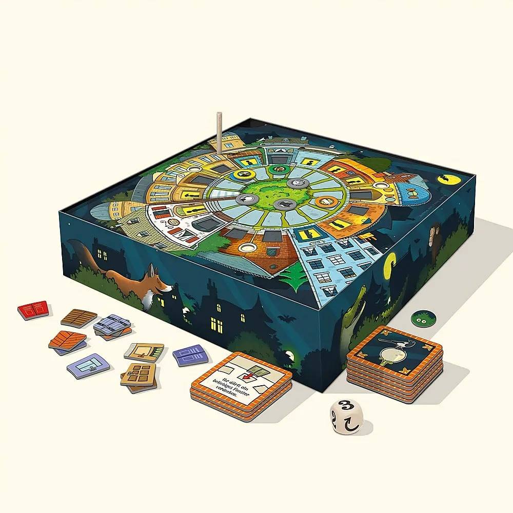 Ein rundes Gesellschaftsspiel mit bunter Stadtillustration, Karten, kleinen Marken und einem Würfel.