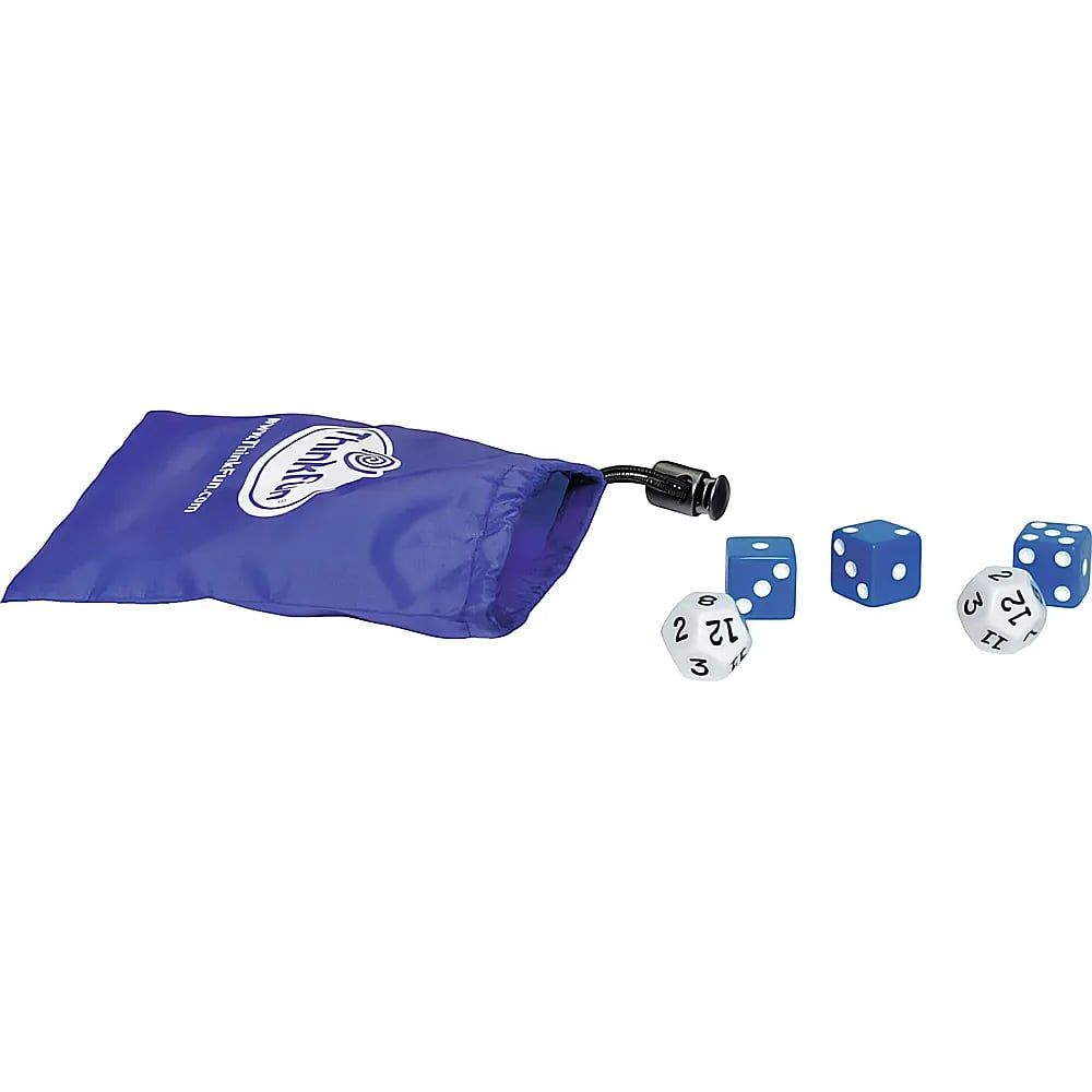 Un sac bleu avec un logo et quatre dés placés à côté sur un fond blanc.