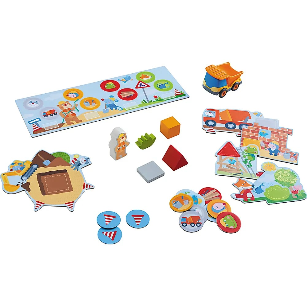 Gioco per bambini colorato con tabellone, blocchi di legno, veicoli e carte illustrate su fondo bianco.