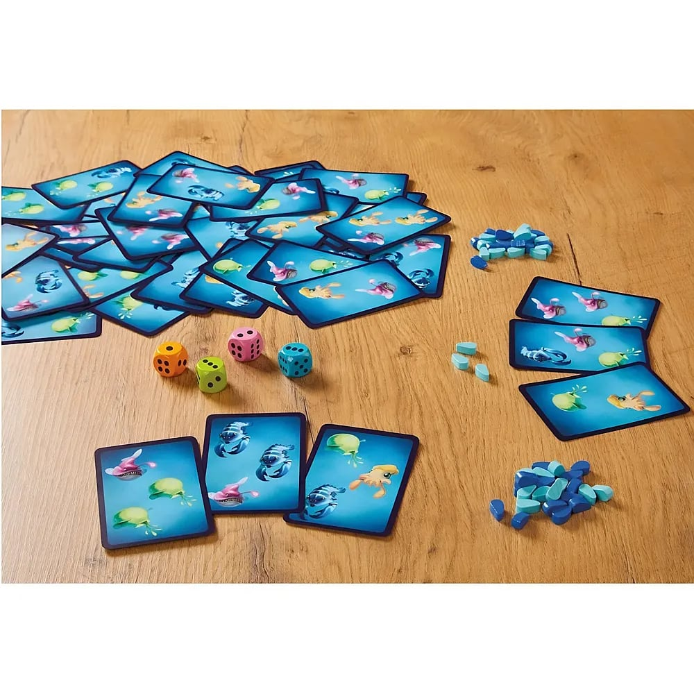 Ein Brettspiel auf einem Holztisch mit Karten, vier bunten Würfeln und blauen Holzspielsteinen.