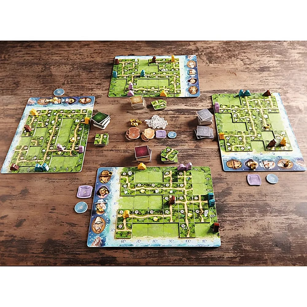 Ein Brettspiel mit vier farbigen Spielplänen und kleinen Figuren auf einem Holztisch.