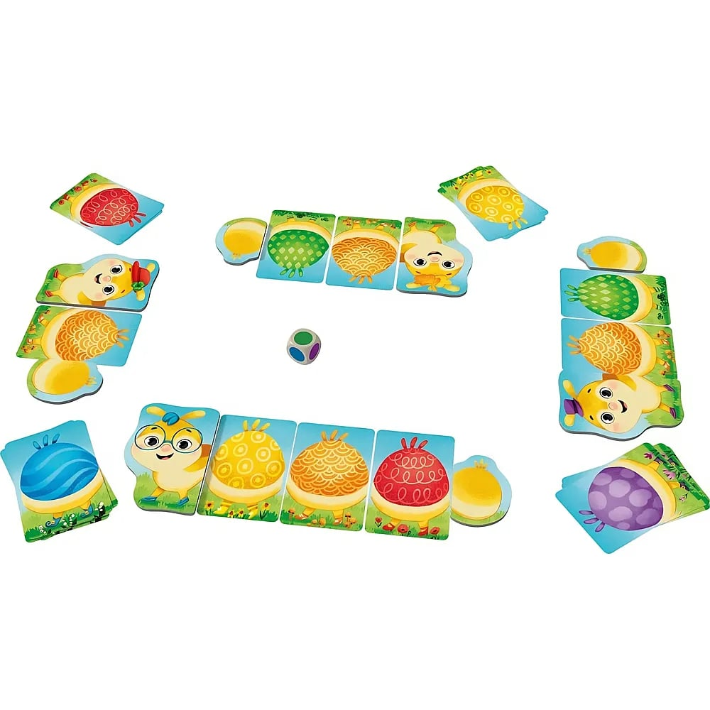 Ein Kinderspiel mit bunten Küken-Karten und einem Würfel in der Mitte auf weißem Hintergrund.