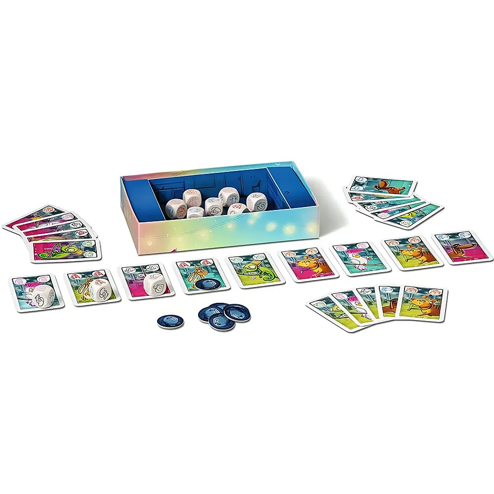 Ein Brettspiel mit offener Schachtel, Würfeln, bunten Tierkarten und dunkelblauen Marken auf weißem Grund.