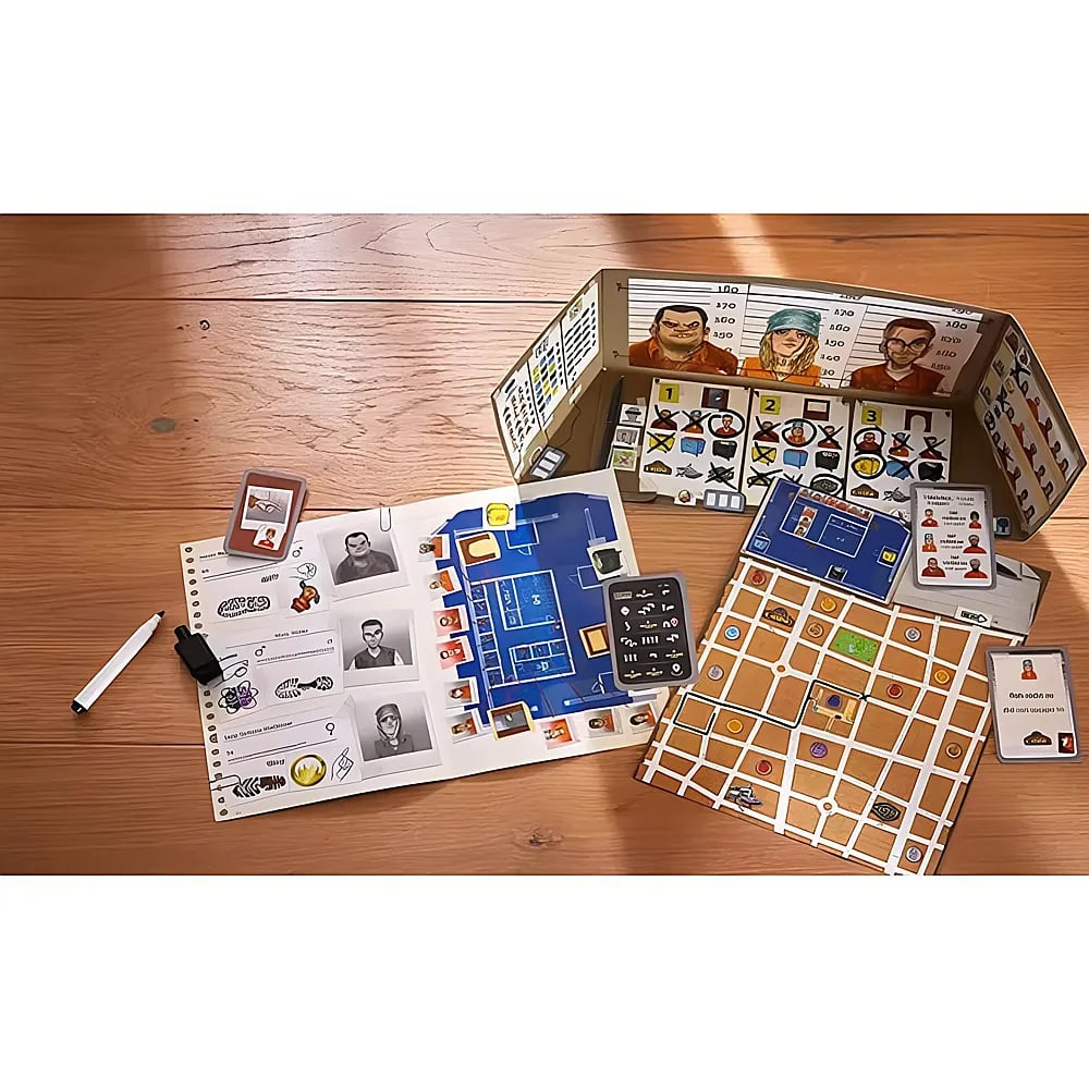 Un gioco da tavolo investigativo su pavimento in legno mostra schermo, carte personaggio, planimetrie e mappa.