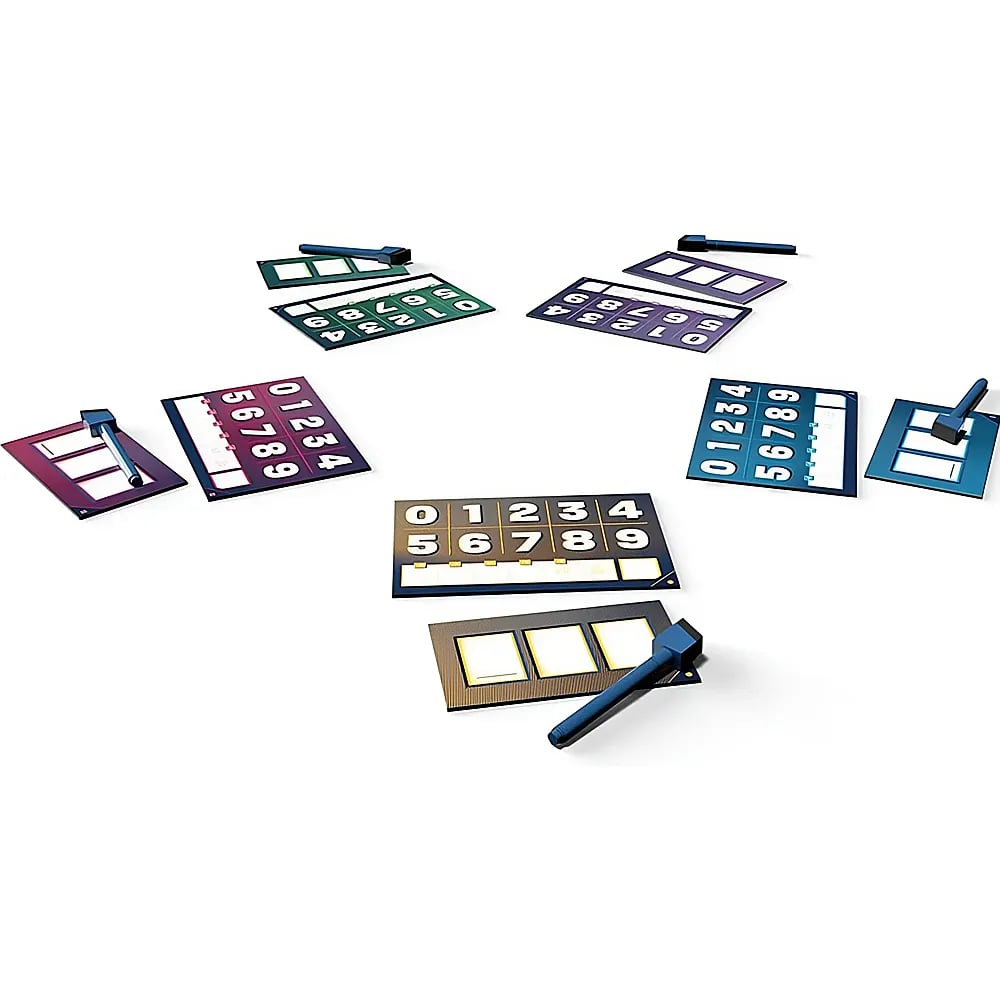 Vari tabelloni di gioco colorati con numeri da 0 a 9 e penne su sfondo bianco.