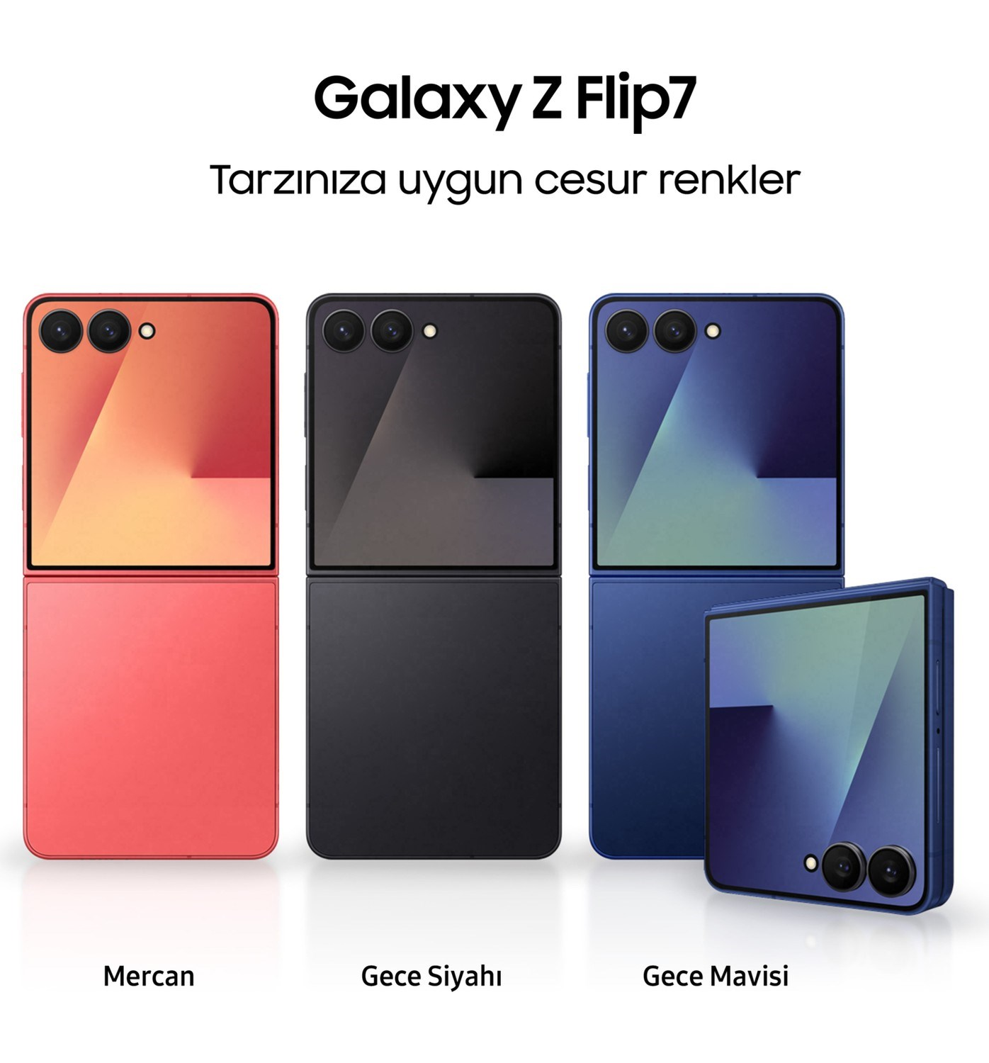 Mercan, gece siyahı ve gece mavisi renklerindeki üç adet Galaxy Z Flip7 akıllı telefon açık renkli bir arka planda duruyor.