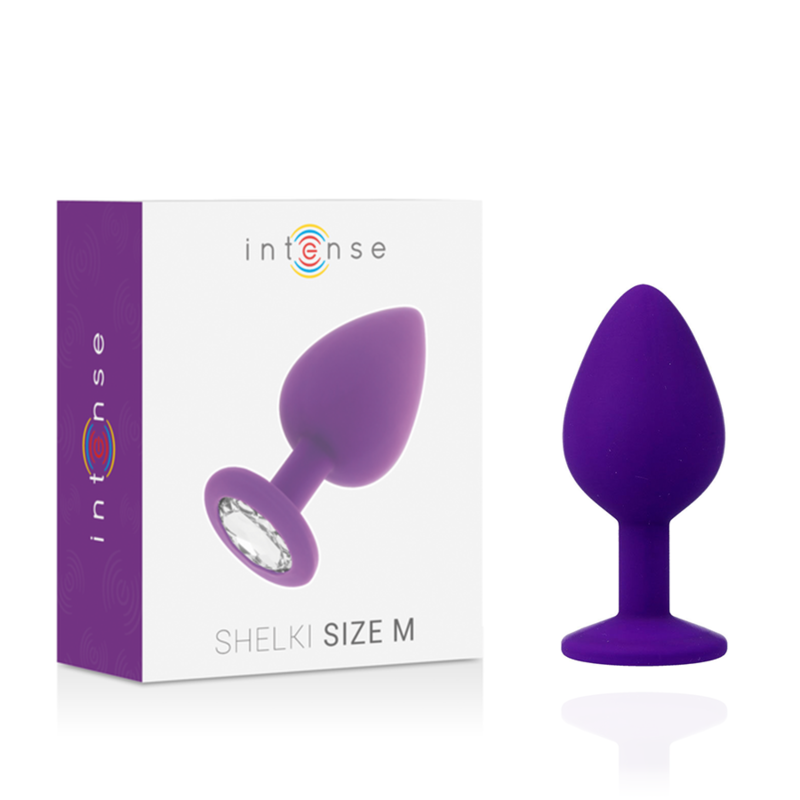 Ein violettes Buttplug-Spielzeug in Grösse M neben seiner Produktverpackung auf weissem Hintergrund.
