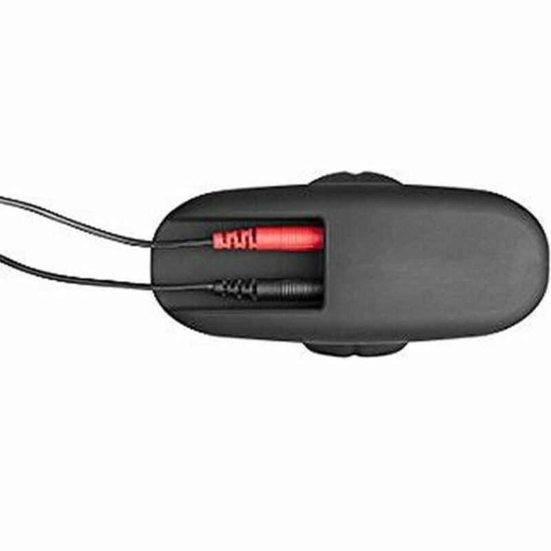 Ein schwarzes, ovales elektronisches Gerät mit zwei eingesteckten Audiokabeln, eines rot, eines schwarz.