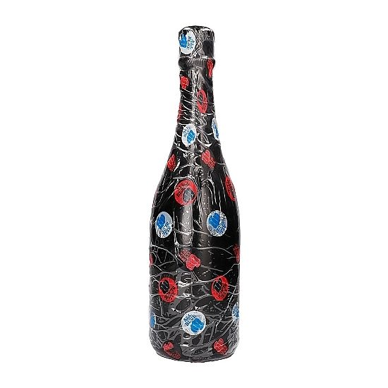 Eine schwarze Flasche mit rotem und blauem Aufklebermuster, isoliert auf weißem Hintergrund.