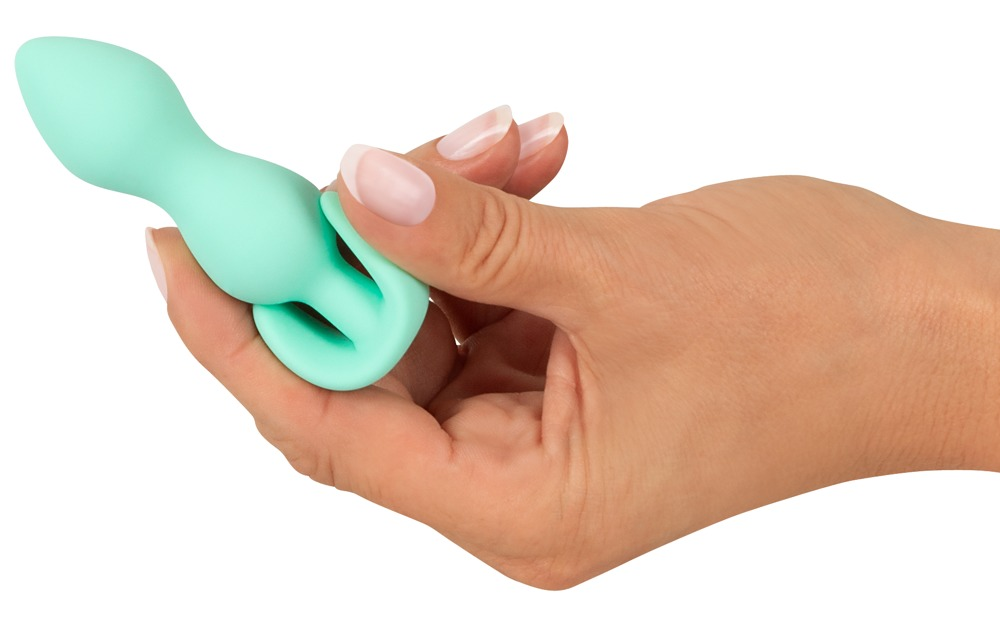 Eine Hand hält ein mintgrünes Silikon-Sexspielzeug mit ausgestellter Basis vor weißem Hintergrund.