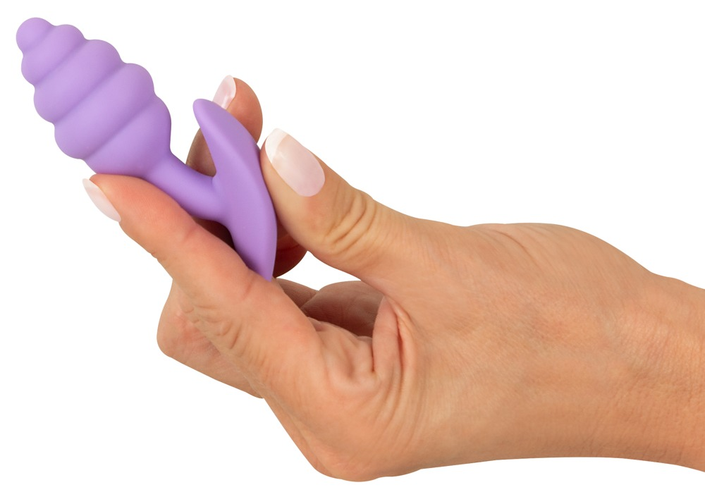 Eine Hand hält ein lila, geripptes Sexspielzeug auf einem weißen Hintergrund.