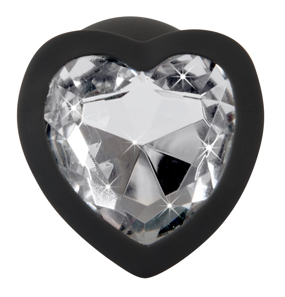 Ein funkelnder, herzförmiger Diamant in einem glatten schwarzen Rand vor weißem Hintergrund.