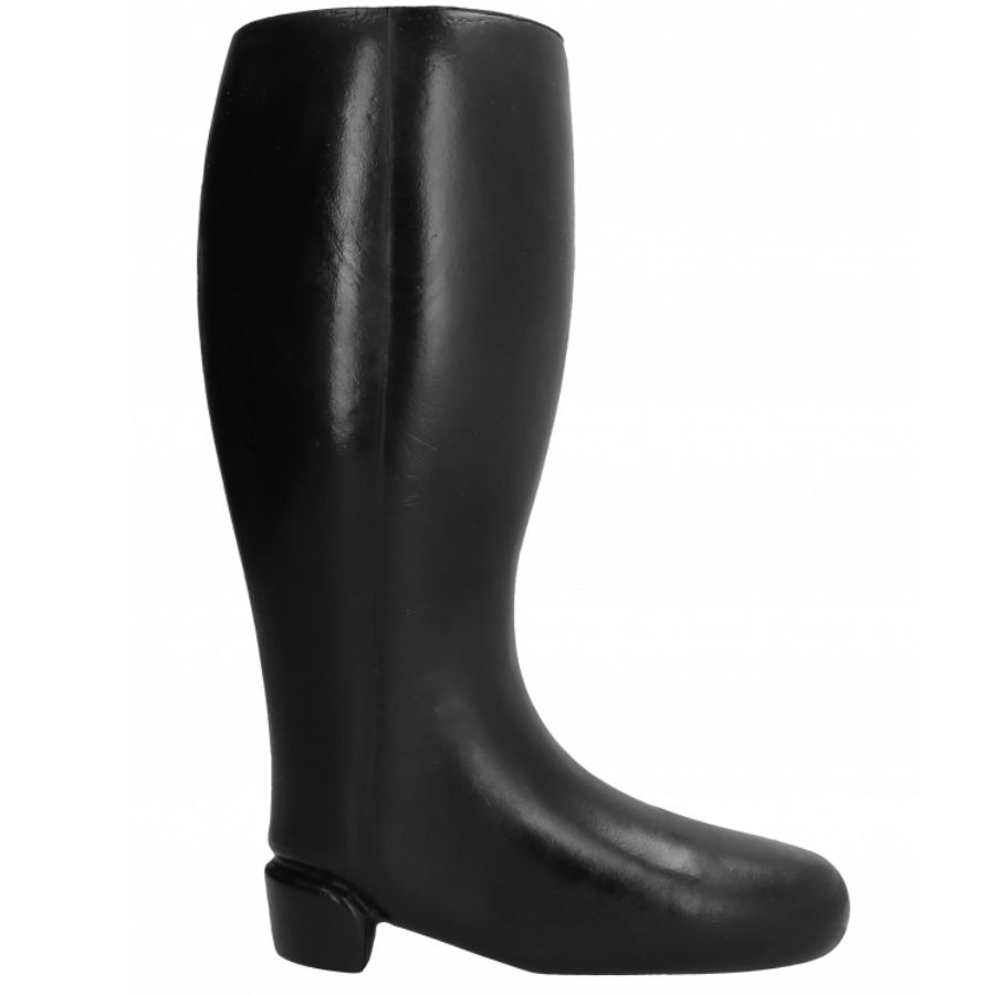 Ein glänzender schwarzer Reitstiefel auf weißem Hintergrund.