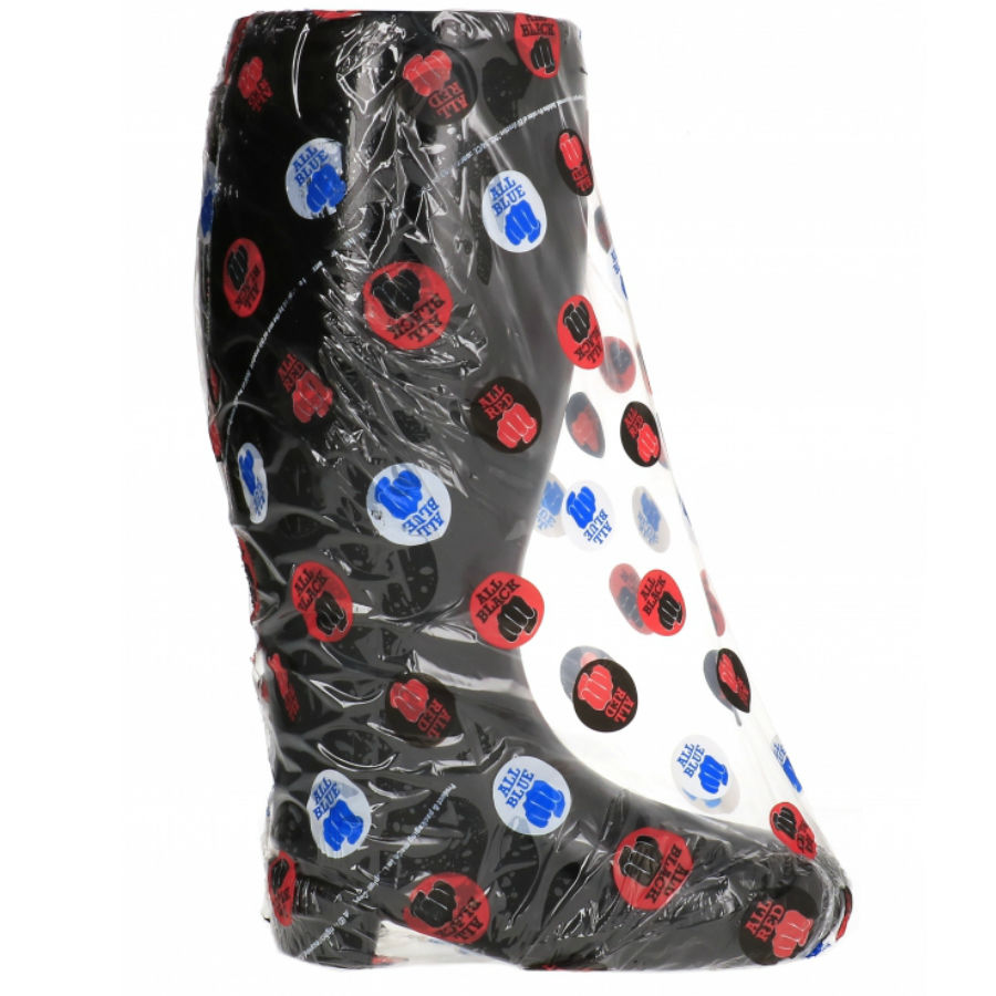 Ein schwarzer Stiefel in transparenter Schutzhülle mit runden roten, blauen und schwarzen Aufklebern.