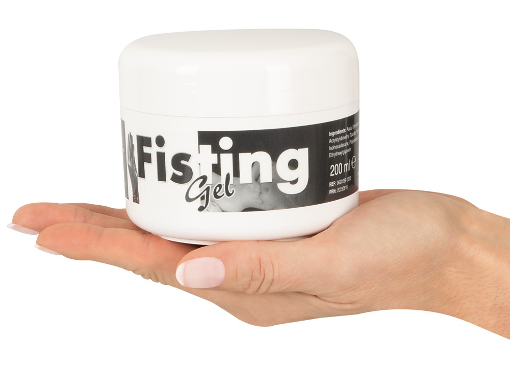 Eine Hand hält eine weiße Dose mit schwarzer Aufschrift Fisting Gel auf weißem Hintergrund.