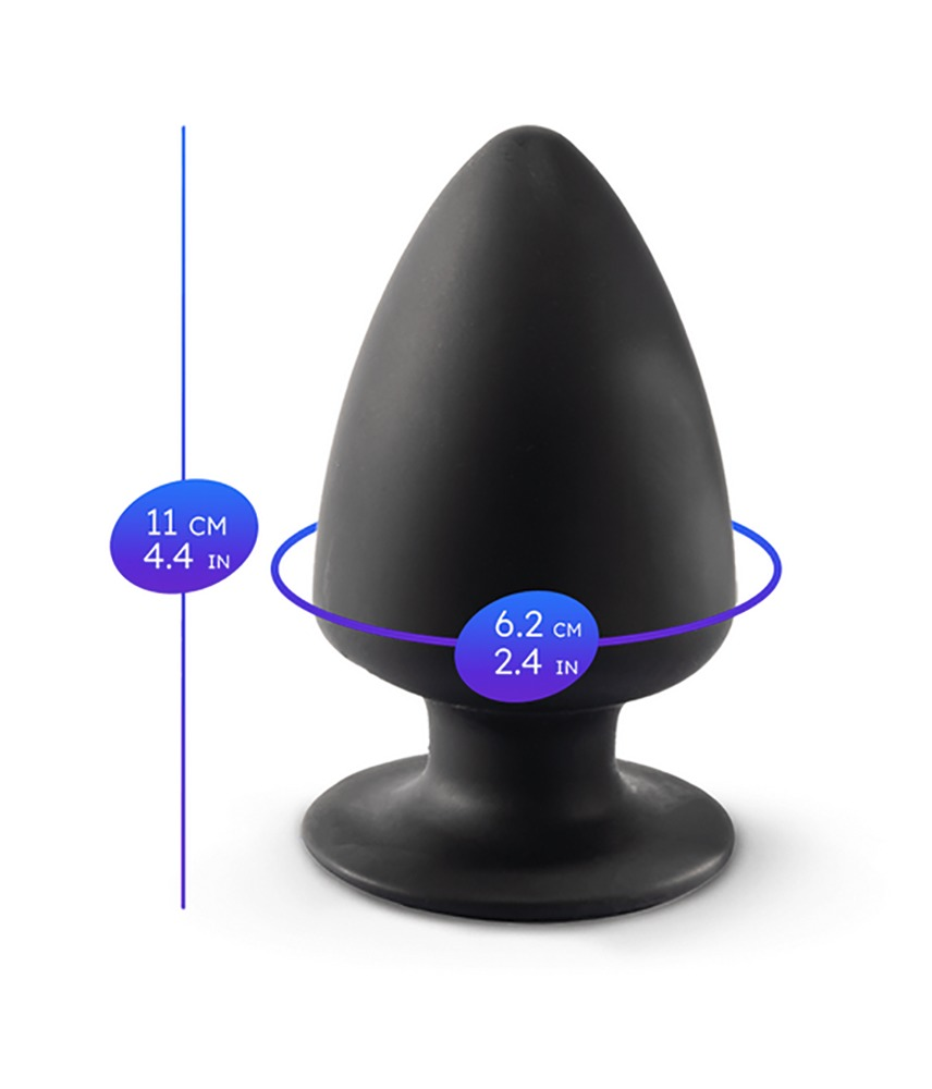 Schwarzes Plug-Spielzeug mit Grössenangaben von 11 cm Höhe und 6,2 cm Breite auf weissem Hintergrund.