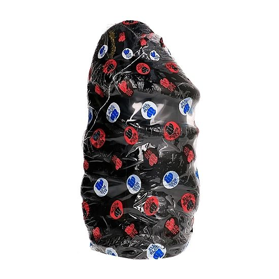 Ein länglicher, in schwarze Plastikfolie gewickelter Gegenstand mit roten und blauen Aufklebern.