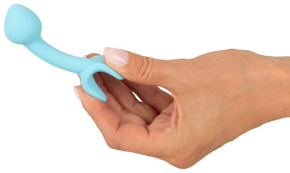 Eine Hand hält einen hellblauen, ergonomisch geformten Silikonvibrator vor weißem Hintergrund.