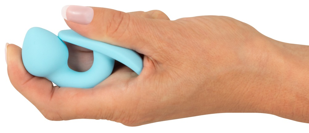Eine Hand hält ein hellblaues, geformtes Silikonobjekt vor weißem Hintergrund.