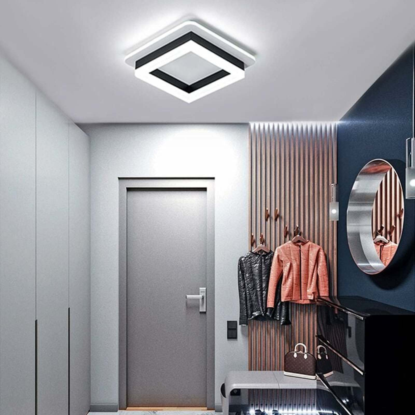 Moderne Diele mit quadratischer Deckenleuchte, grauer Tür, Holzlattenwand und hängenden Jacken.