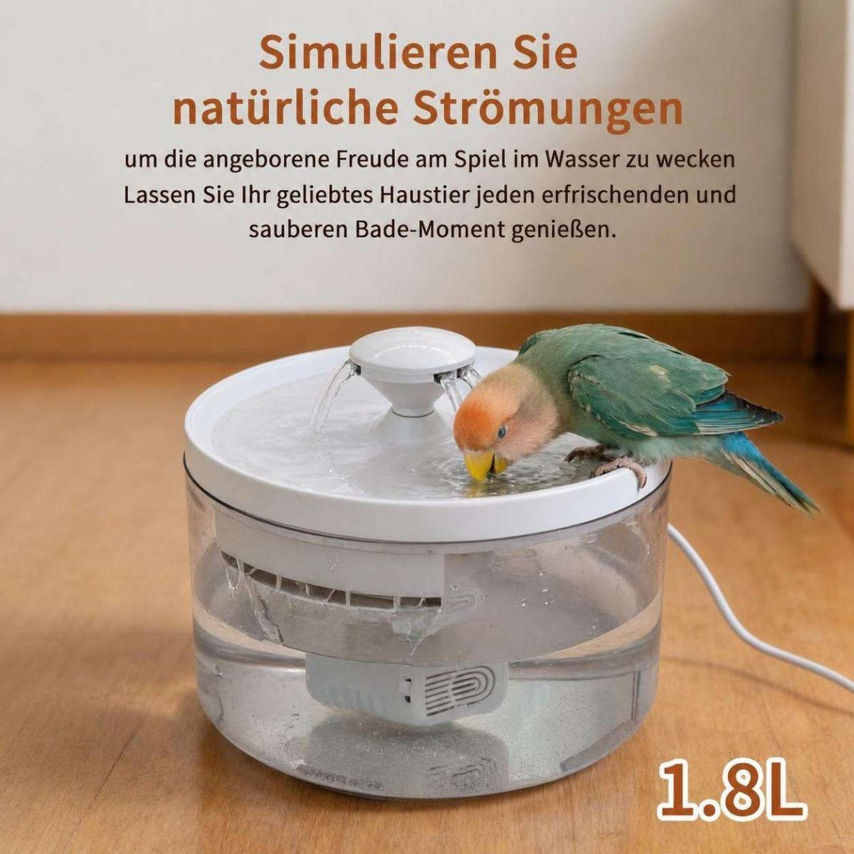 Ein kleiner grüner Vogel trinkt frisches Wasser aus einem runden, elektrischen Haustierbrunnen auf einem Holzfußboden.