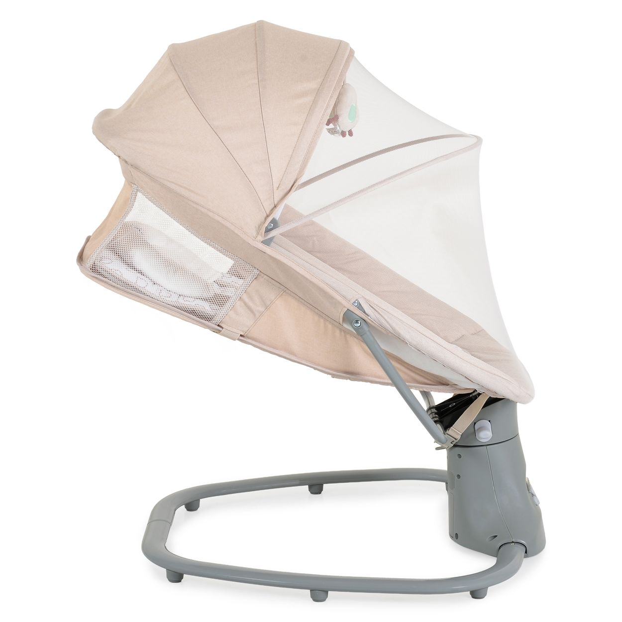 Eine beigefarbene elektrische Babyschaukel mit Verdeck und Moskitonetz auf einem grauen U-förmigen Gestell.