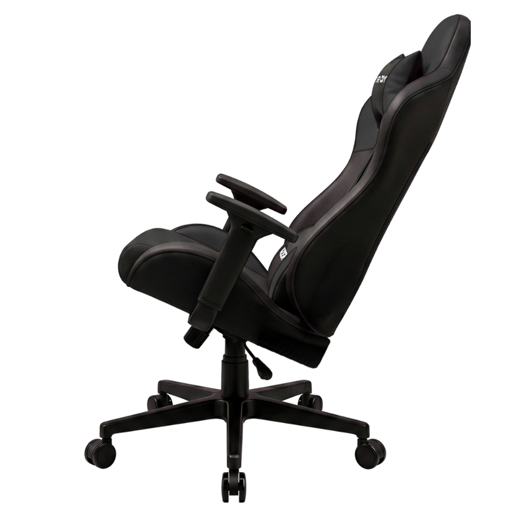 Kolçaklı, yüksek sırtlıklı ve tekerlekli siyah ergonomik oyuncu koltuğu, beyaz arka planda.