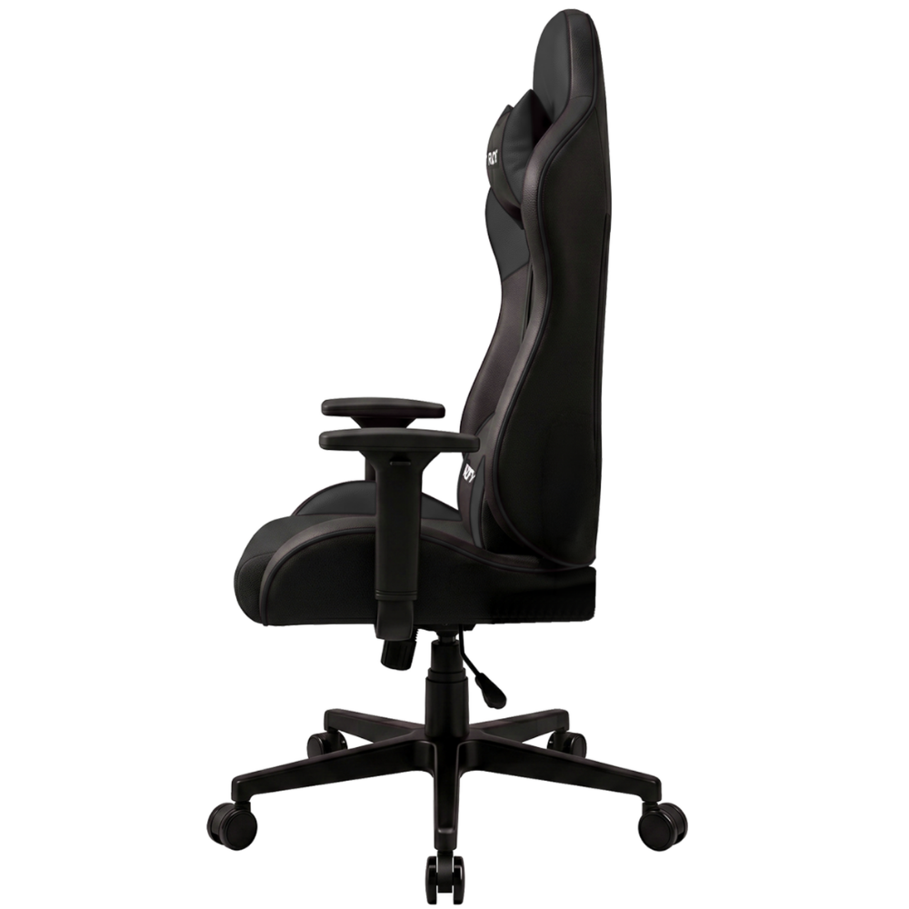 Beyaz arka plan üzerinde tekerlekli, ergonomik siyah oyuncu koltuğunun yandan görünümü.