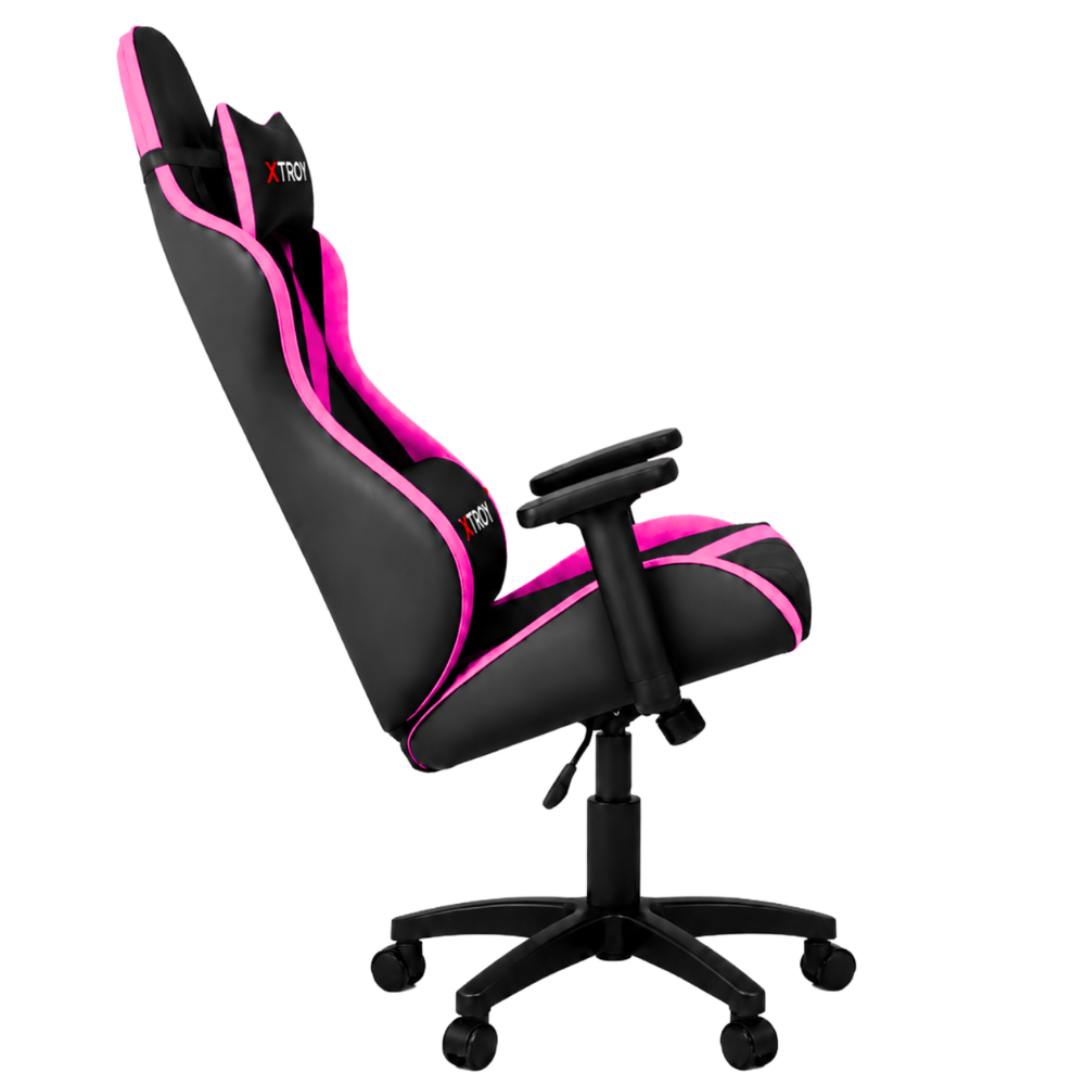 Beyaz arka planda tekerlekli ve ayarlanabilir kolçaklı, siyah ve pembe renkli ergonomik oyuncu koltuğu.