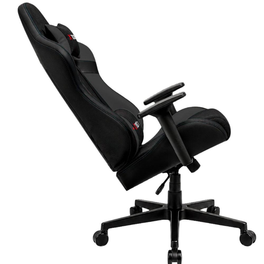 Beyaz arka planda kolçaklı, baş yastıklı ve tekerlekli yıldız ayaklı siyah ergonomik oyuncu koltuğu.