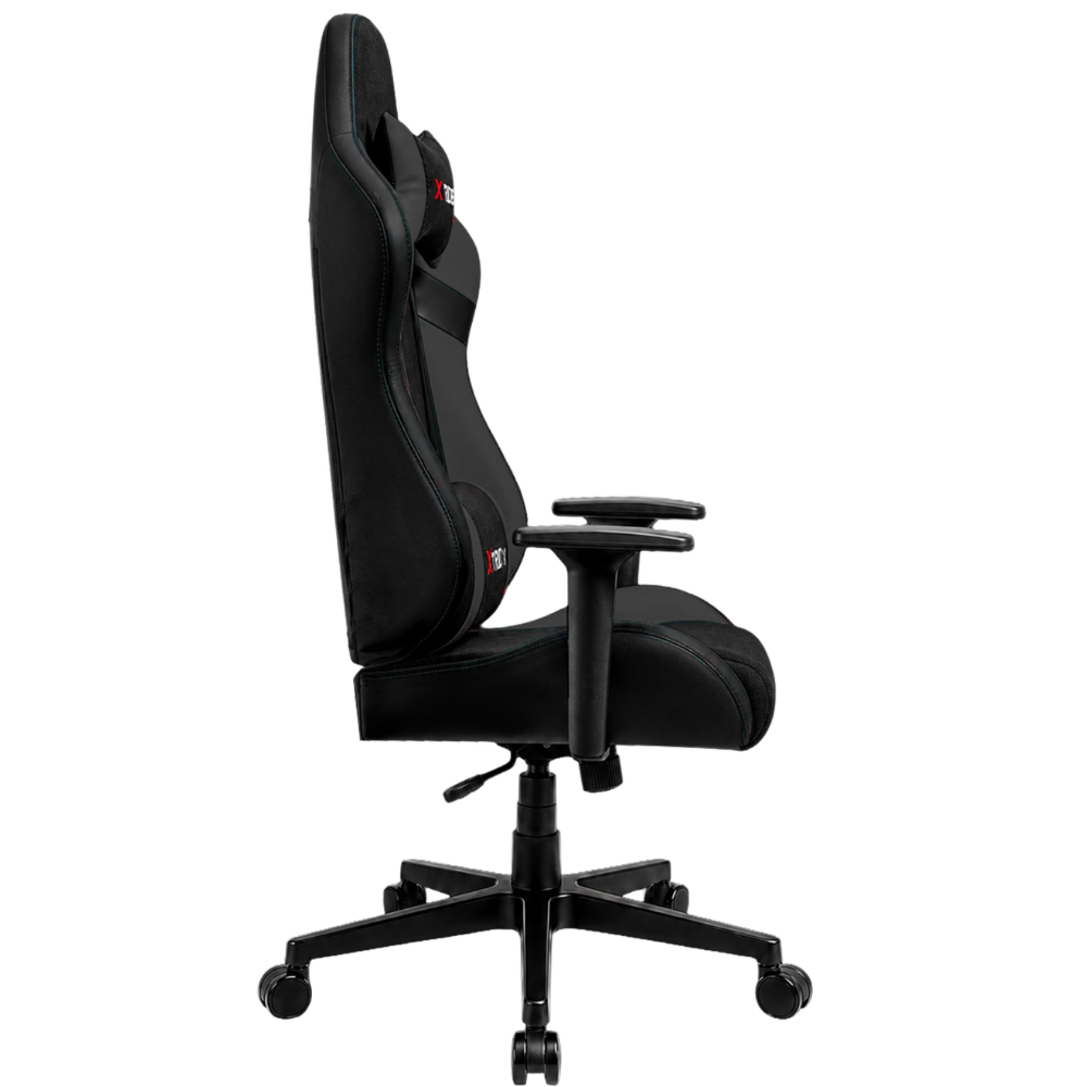 Beyaz arka planda yüksek sırtlıklı ve tekerlekli, ergonomik siyah oyuncu koltuğunun yan görünümü.