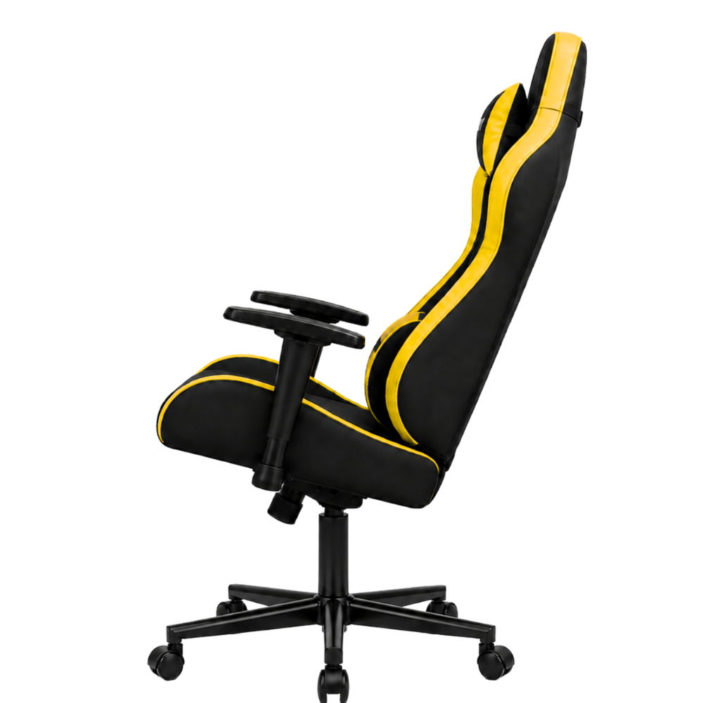 Beyaz arka planda yandan görünen, tekerlekli siyah ve sarı ergonomik oyuncu koltuğu.