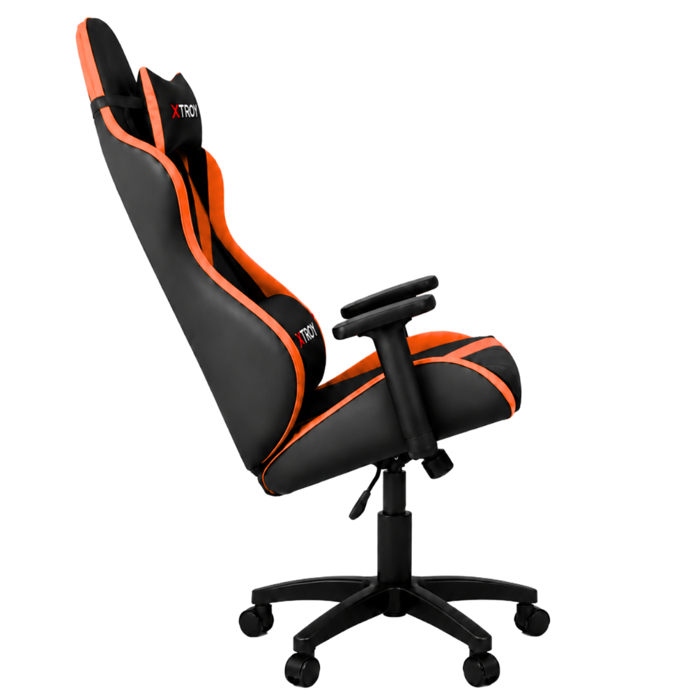 Beyaz arka planda yandan görünen, tekerlekli siyah ve turuncu ergonomik oyuncu koltuğu.
